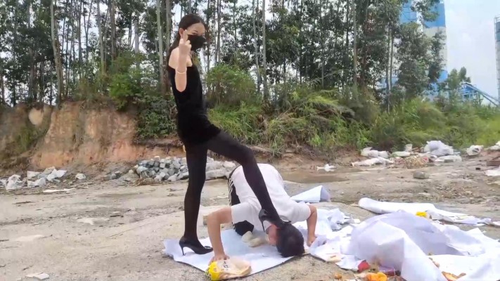 图片[1]-广州小鱼女神户外黑丝高跟踩食物贱狗跪吃，用奴的衣服给主人擦鞋 YC-230611-绳艺资料库