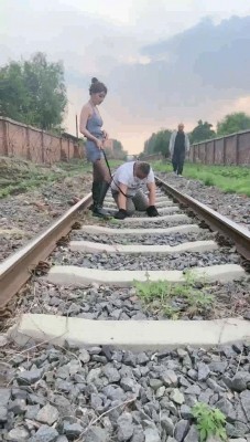 图片[1]-【领主老大】废弃铁道调偶遇路人/高跟全体重踩/骑马鞭打/咬胳膊 bf29474-绳艺资料库